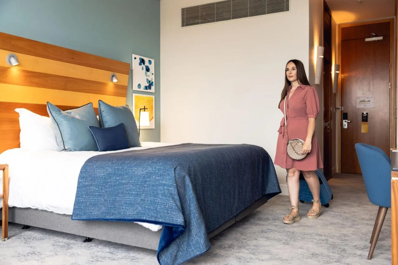 Standard King Room with Balcony - Mid Floor